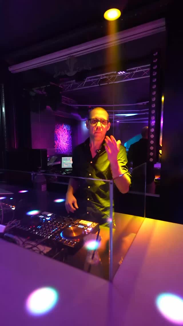 Sie bringen erst die richtige Stimmung in die Salzbar - wir präsentieren unsere Helden am DJ Pult

DJ GS

Nicht zu verwechseln mit seinem gleichnamigen Namensvetter!

#vienna #dancing #party #partypeople #wienliebe