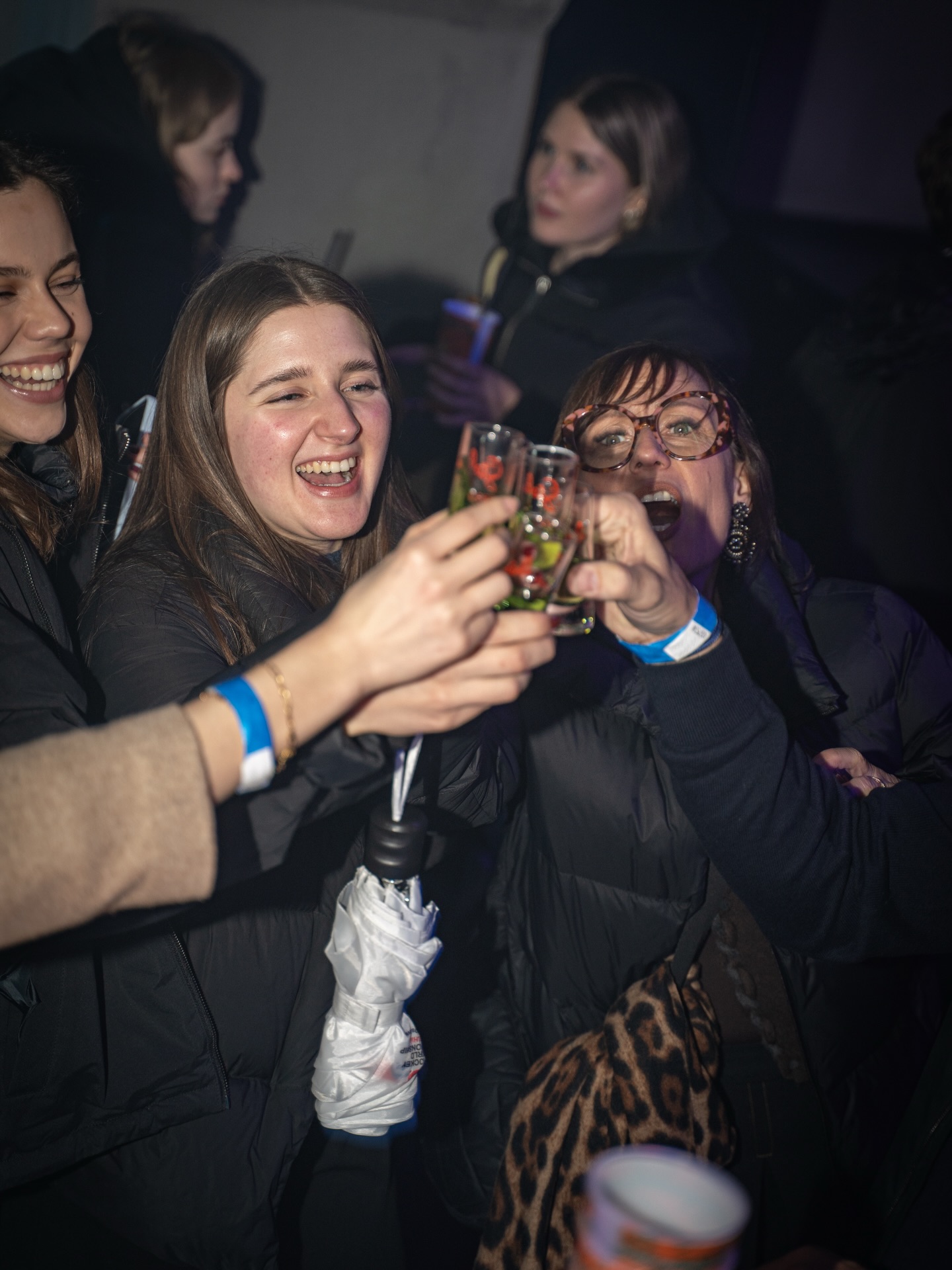 Ein Hoch auf uns, ein Hoch aufs Leben, ein Hoch auf die Party!

Einfach Salzbar-Vibes🥂

#vienna #dancing #party #partypeople #wienliebe