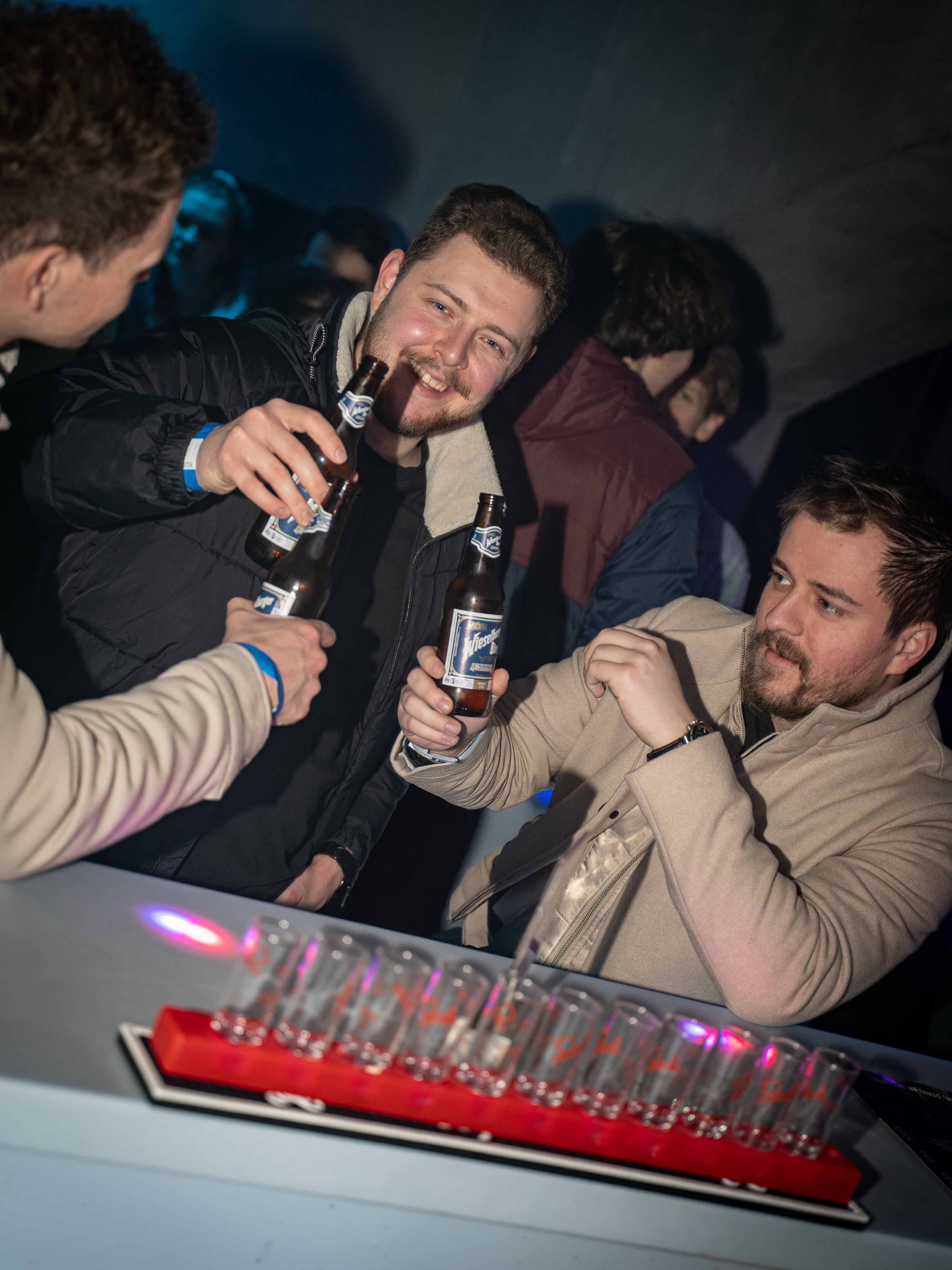 Zum Einstieg in die Party ein feines Gehopftes und dann wartet schon der Shotmeter um befüllt zu werden 🤩

#vienna #dancing #party #partypeople #wienliebe